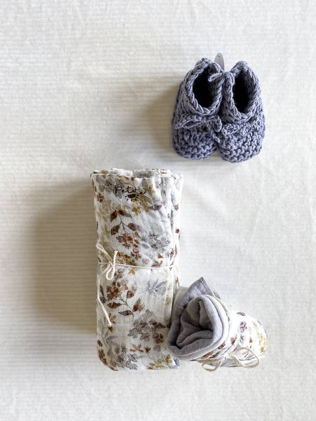 Swaddle blanket / grey flowers